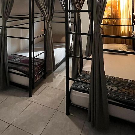Oke Baik Hostel 요그야카르타 외부 사진