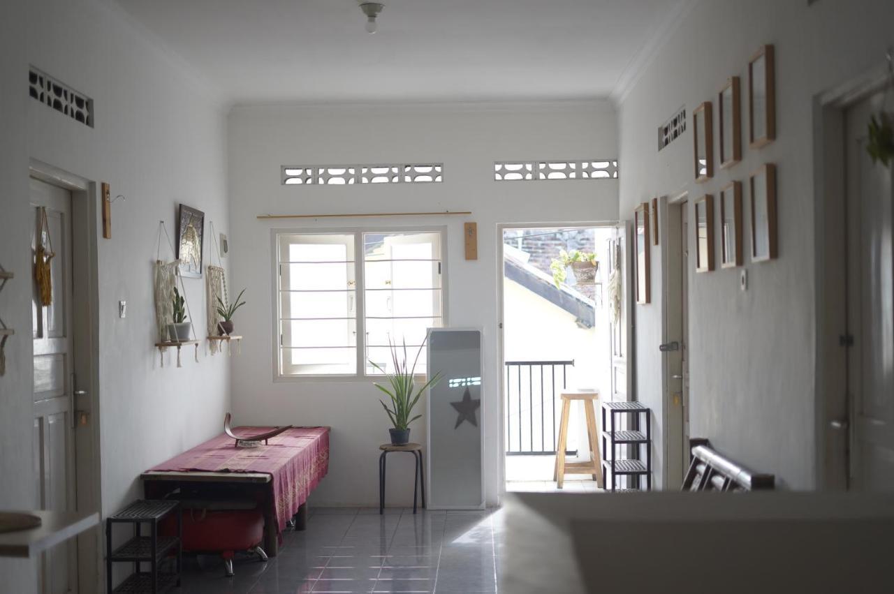 Oke Baik Hostel 요그야카르타 외부 사진
