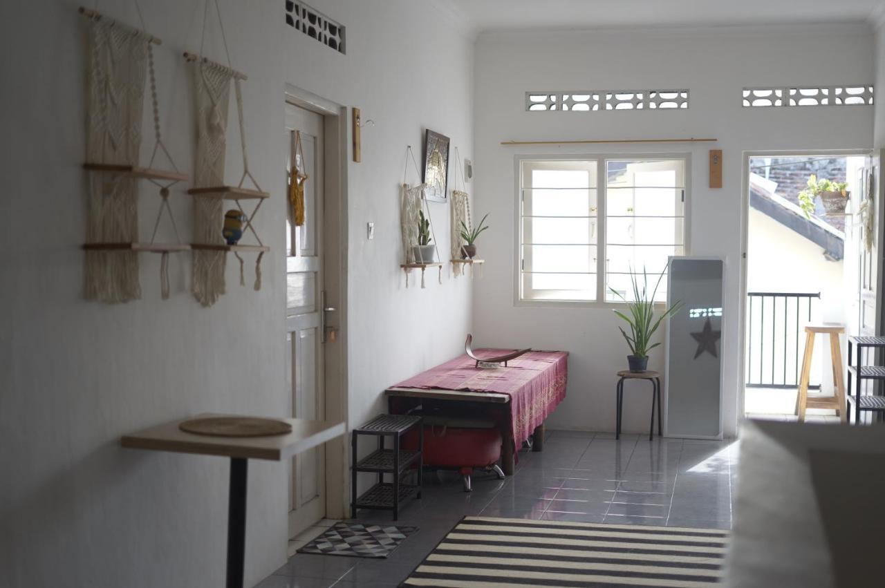 Oke Baik Hostel 요그야카르타 외부 사진