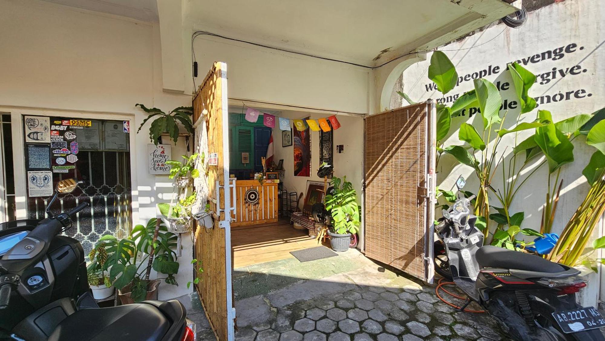 Oke Baik Hostel 요그야카르타 외부 사진