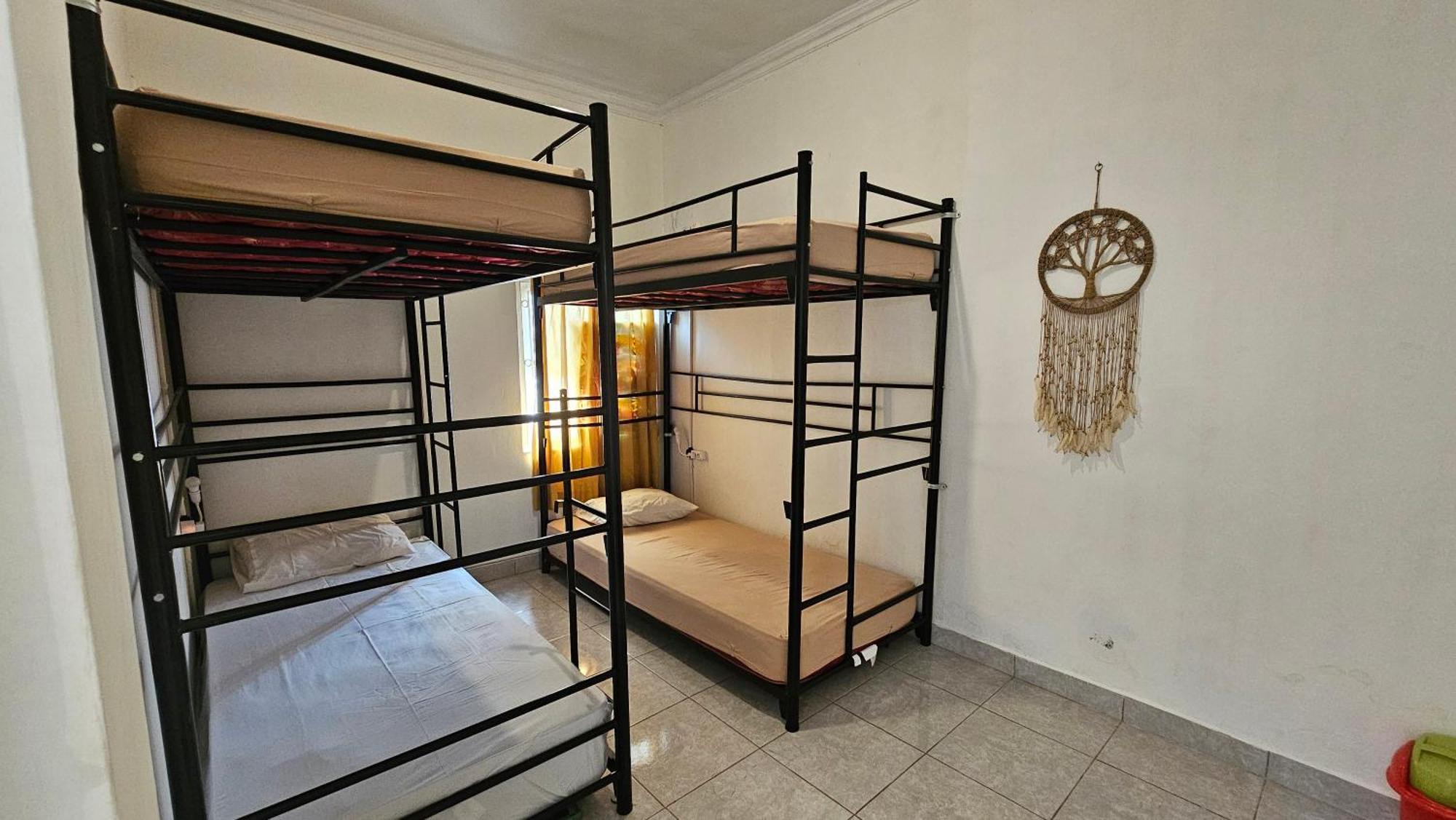 Oke Baik Hostel 요그야카르타 외부 사진