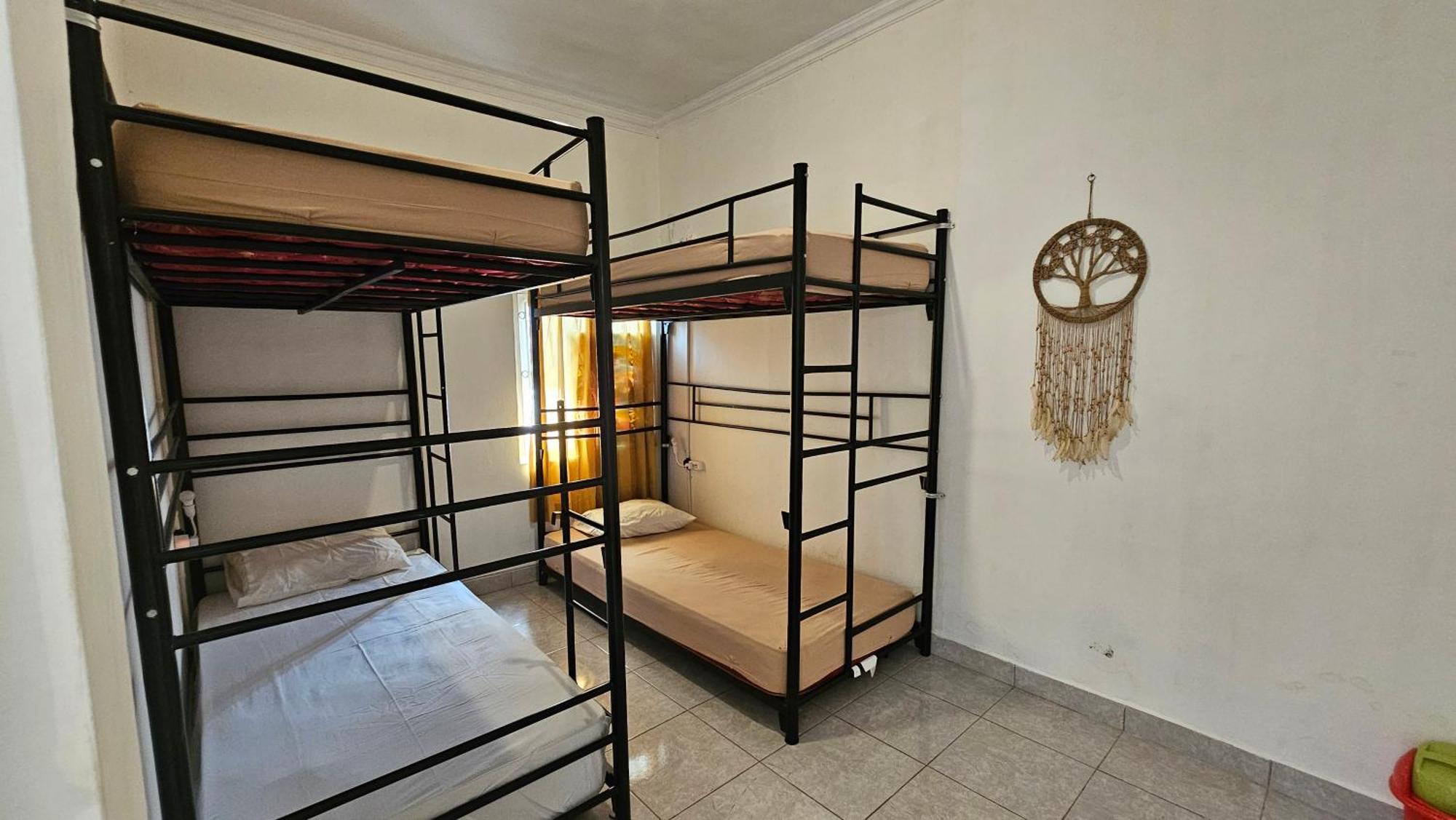 Oke Baik Hostel 요그야카르타 외부 사진